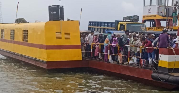  ঘন কুয়াশায় পথ হারালো ফেরি, ৯৯৯ ফোনে বরযাত্রীসহ ২০০ জনকে উদ্ধার