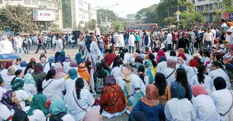  ভাতা বাড়ানোর দাবিতে শাহবাগ অবরোধ প্রশিক্ষণার্থী চিকিৎসকদের