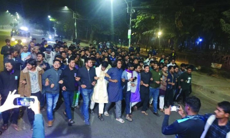 ‘লাল সন্ত্রাস’-এর প্রতিবাদে মধ্যরাতে ঢাবিতে বিক্ষোভ