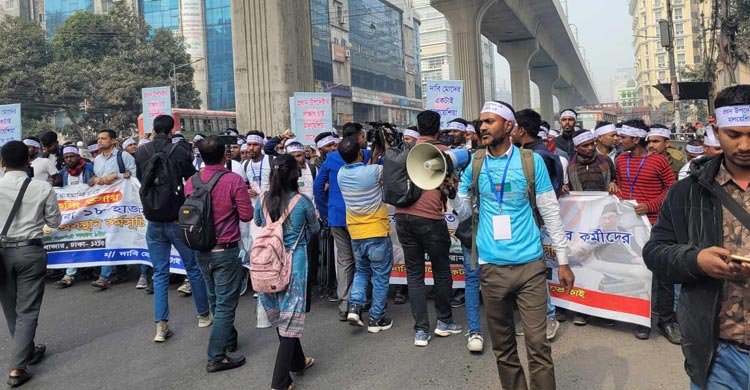 প্রবাসী কল্যাণ মন্ত্রণালয় অভিমুখে আন্দোলনকারীরা