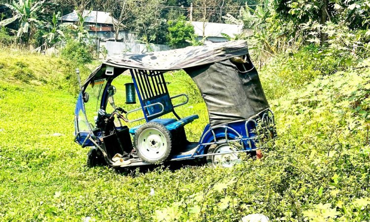 ইজিবাইক খাদে পড়ে প্রাণ গেল কলেজছাত্রের