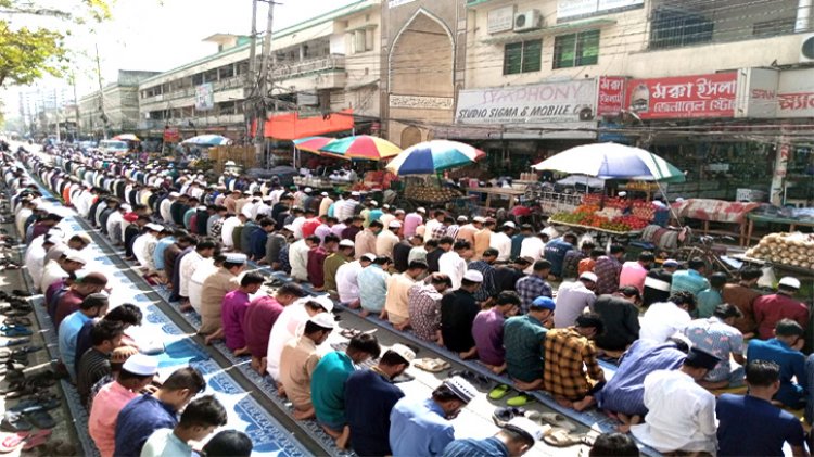 রমজানের প্রথম জুমায় মসজিদে মুসল্লিদের ভিড়