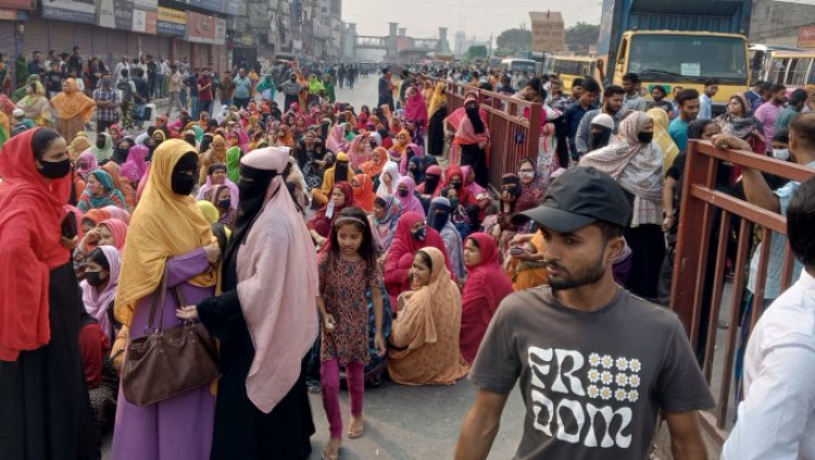 গাজীপুরে ঢাকা-ময়মনসিংহ ও ঢাকা-টাঙ্গাইল মহাসড়কে শ্রমিকদের অবরোধ   