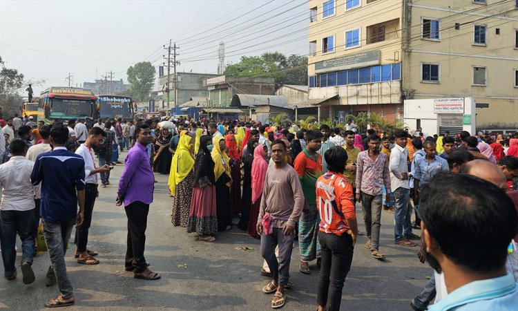 ট্রাকচাপায় শ্রমিকের মৃত্যু, প্রতিবাদে ঢাকা-ময়মনসিংহ মহাসড়ক অবরোধ