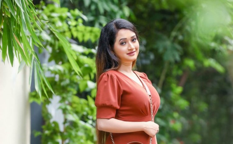 প্রথম ছবিতেই হলিউডের পর্দায় অপর্ণা