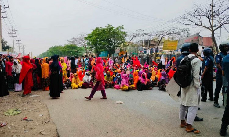 ঈদের ছুটি বাড়ানোর দাবিতে গাজীপুরে পোশাক শ্রমিকদের মহাসড়ক অবরো