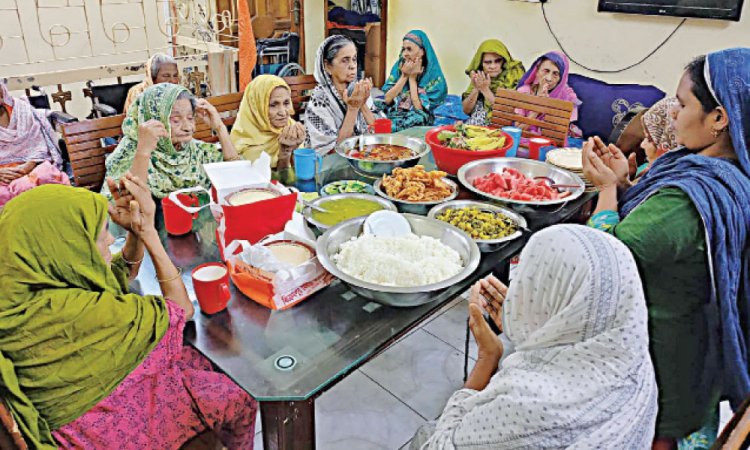 স্মৃতি হাতড়ে সান্ত্বনা খোঁজেন,আপন ভুবন বৃদ্ধাশ্রম