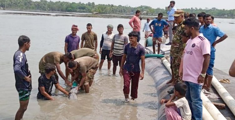 সাতক্ষীরায় বাঁধে ভাঙন : দুর্যোগ মোকাবিলায় বাংলাদেশ সেনাবাহিনী