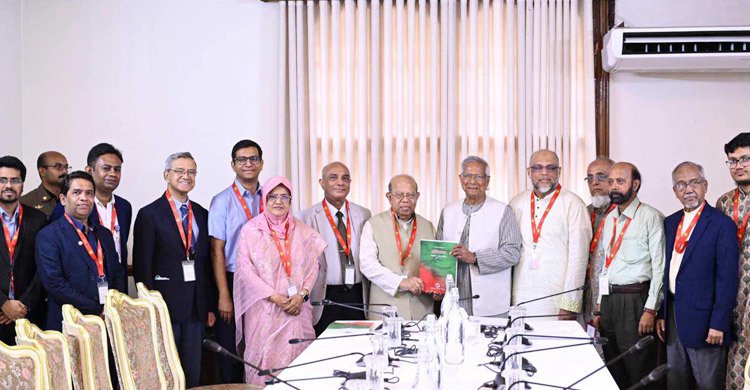 ড. ইউনূসের কাছে প্রতিবেদন জমা দিলো স্বাস্থ্যখাত সংস্কার কমিশন