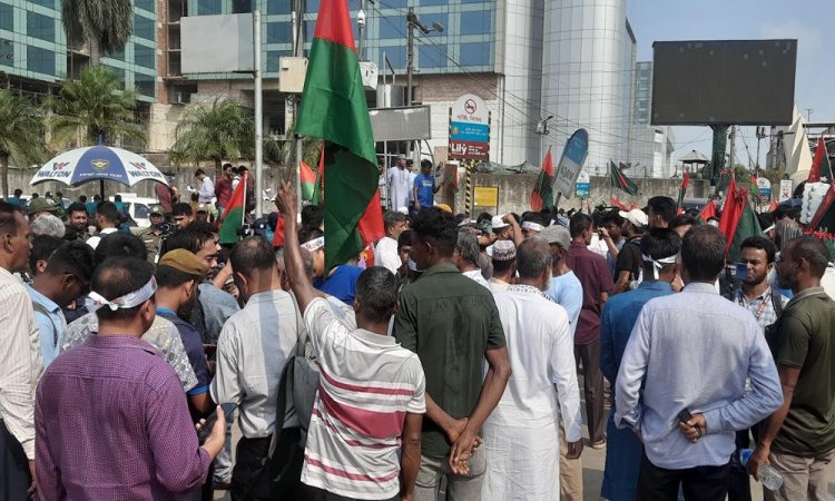 খালেদা জিয়াকে স্বাগত জানাতে বিমানবন্দরে নেতাকর্মীদের ঢল