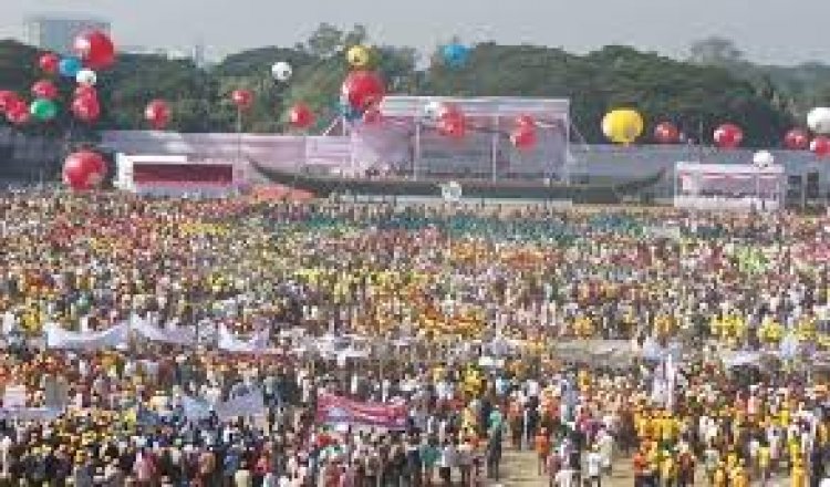 তীব্র গরমেও জনসমুদ্র চট্টগ্রামের পলোগ্রাউন্ড