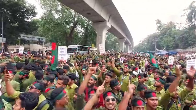 ডিপ্লোমা নার্সিং শিক্ষার্থীদের অবরোধ, যান চলাচল বন্ধ