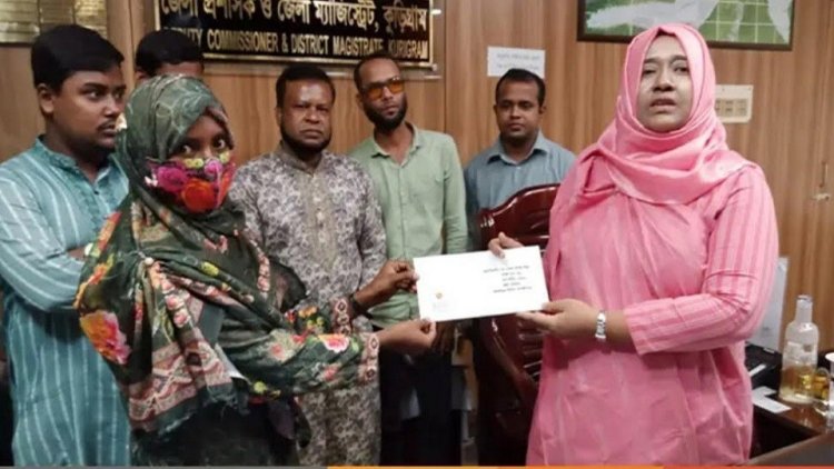 কুড়িগ্রামে জুলাই আন্দোলনের শহীদ ৫ পরিবারের মাঝে চেক দিল জেলা প্রশাসন