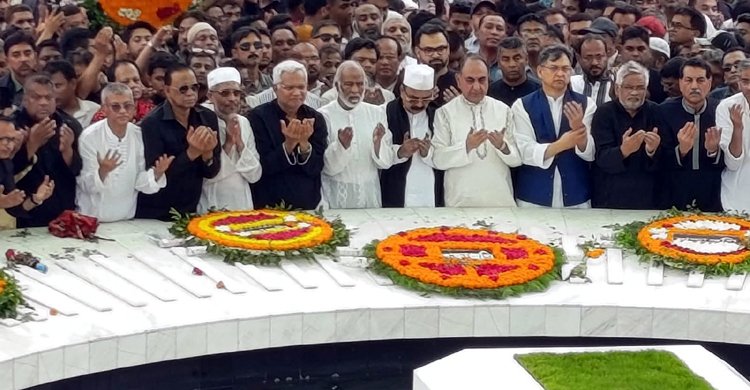 জিয়াউর রহমানের সমাধিতে নেতাকর্মীদের ফুলেল শ্রদ্ধা