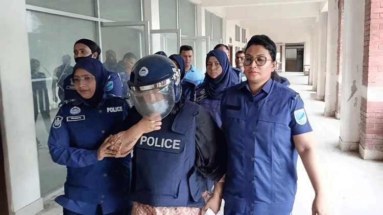 রিমান্ড শেষে আদালতে মমতাজ, পায়ে নতুন জুতা