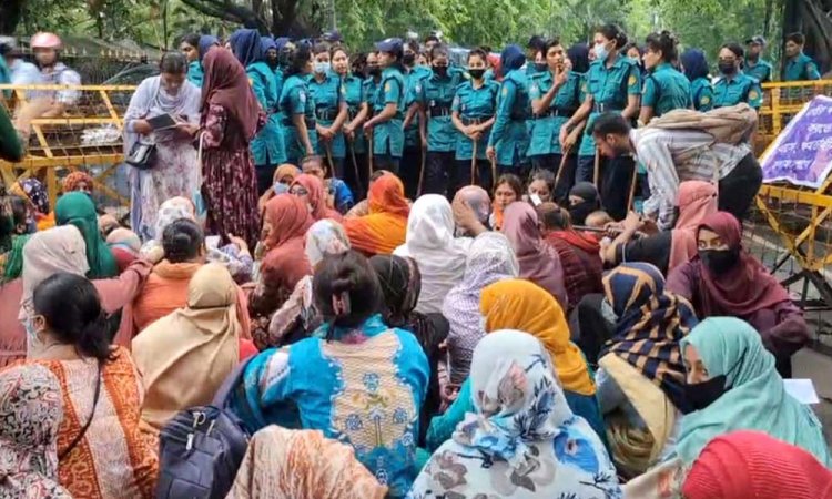 যমুনা অভিমুখে অবস্থান নিয়েছেন ‘তথ্য আপারা’