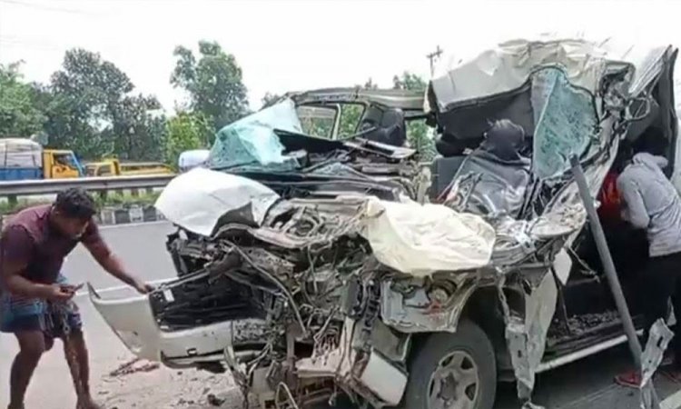 টাঙ্গাইলে ট্রাকে মাইক্রোর ধাক্কা, প্রাণ গেল ৩ জনের