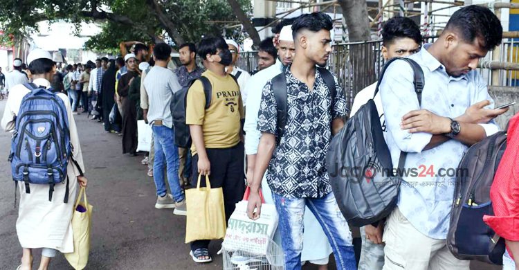  কমলাপুরে ভিড় বাড়লেও স্বস্তি যাত্রীদের