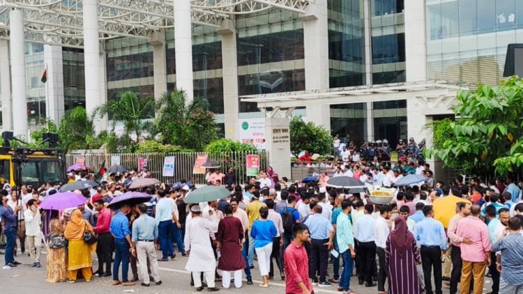 কর্মকর্তা-কর্মচারীদের কমপ্লিট শাটডাউন কর্মসূচি চলছে, অবরুদ্ধ এনবিআর