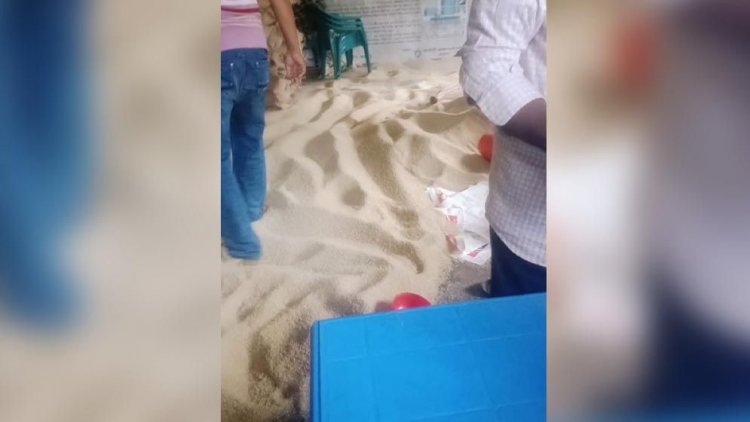 টিসিবি ডিলারের বিরুদ্ধে ‘পচা চাল’ বিক্রির অভিযোগ