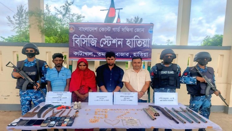 হাতিয়াতে যৌথবাহিনীর অভিযানে নারীসহ আটক ৪, আগ্নেয়াস্ত্র-স্বর্ণ উদ্ধার