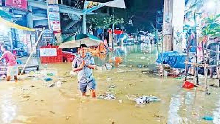 রেকর্ড ৩৪৭ মিলিমিটার বৃষ্টিতে প্লাবিত ফেনী শহর