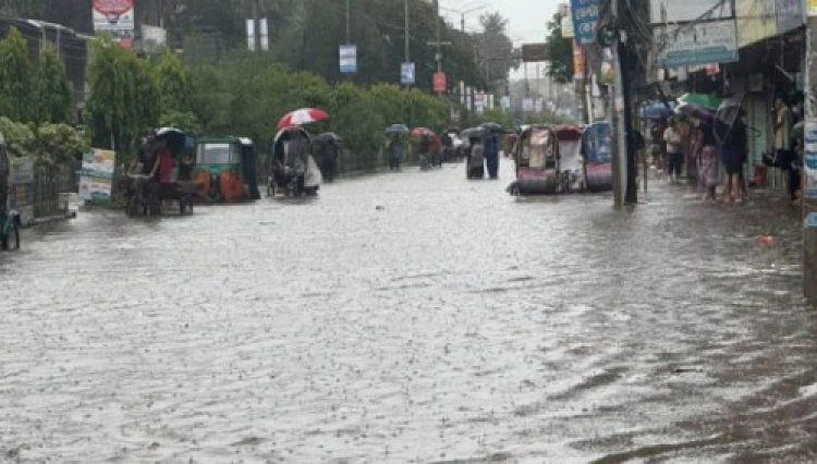 নোয়াখালীতে মুষলধারে বৃষ্টিতে জলাবদ্ধতা, দুর্ভোগ চরমে