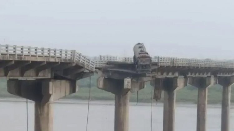 ভারতের গুজরাটে সেতু ভেঙে নিহত ১০