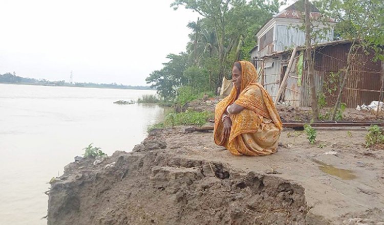 গ্রামের পর গ্রাম গিলে খাচ্ছে নদী, আতঙ্কে মানুষ