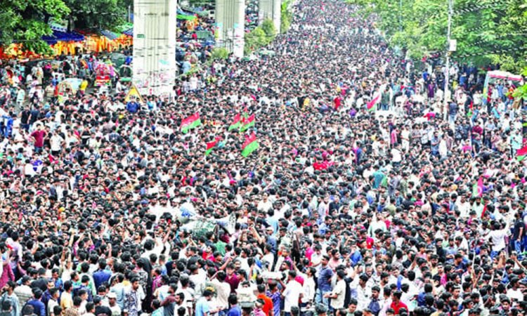 বিক্ষোভে উত্তাল নয়াপল্টন