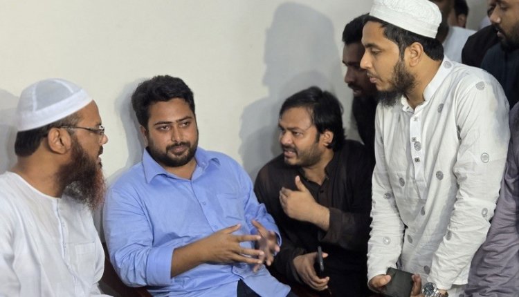 মধ্যরাতে চরমোনাই পিরের দরবারে এনসিপির নেতারা