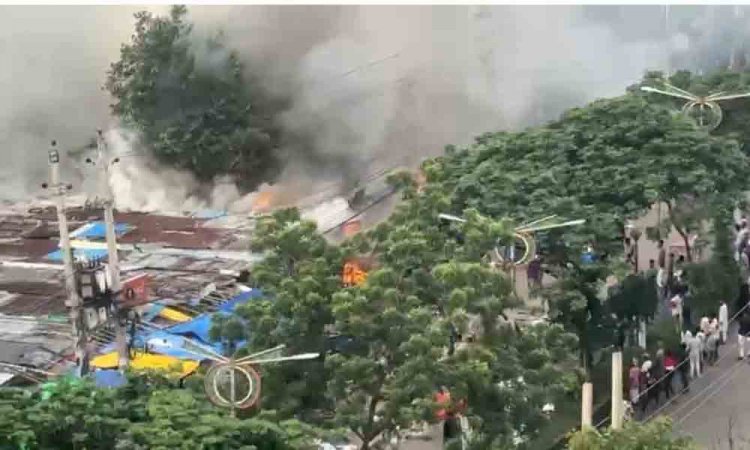 নারায়ণগঞ্জ হকার্স মার্কেটে আগুনে পুড়ল ৩০ দোকান