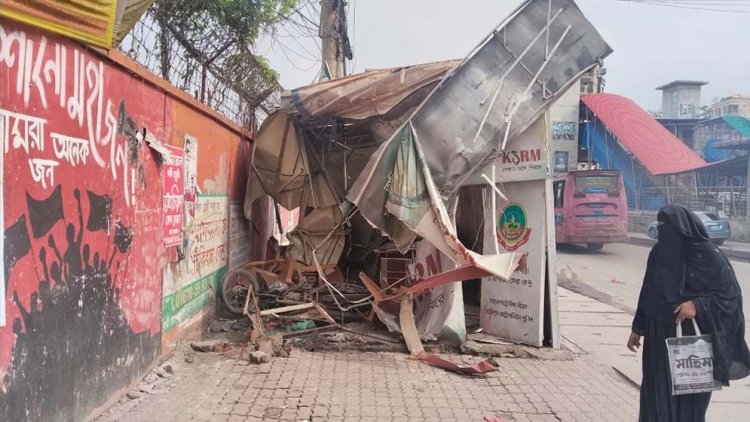 ট্রাকের ধাক্কায় দুমড়ে মুচড়ে গেল পুলিশ বক্স, আহত ২