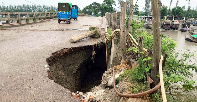 ভুলুয়া নদীর ভাঙনের মুখে ২০ বছরের ঐতিহ্যবাহী বাজার