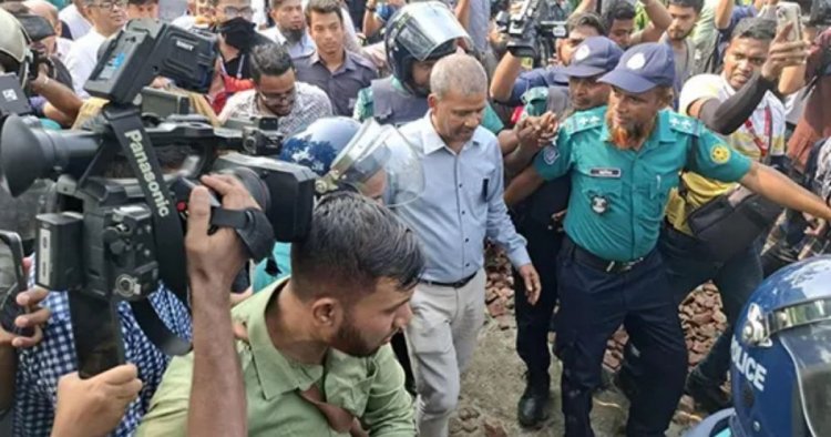 পেছনের গেট দিয়ে সরিয়ে নেওয়া হলো দুই উপদেষ্টা ও প্রেস সচিবকে