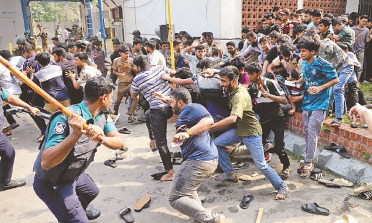 শিক্ষা উপদেষ্টা-সচিবের পদত্যাগ দাবিতে সচিবালয় রণক্ষেত্র