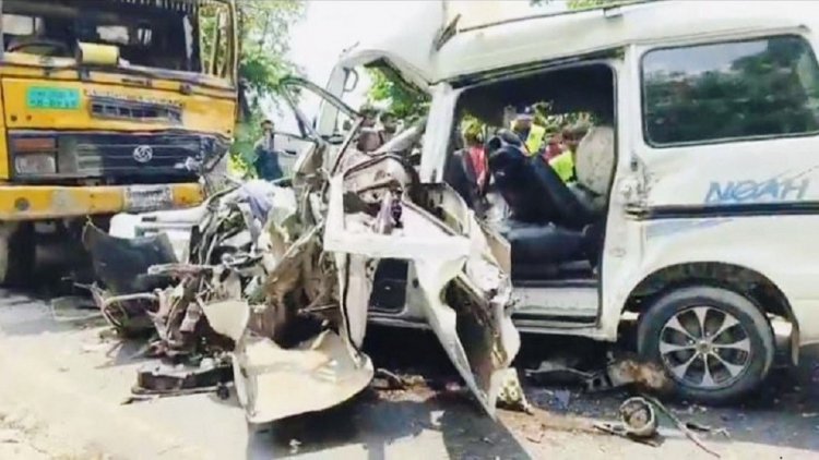 নাটোরে ট্রাক-মাইক্রোবাস সংঘর্ষে নিহত ৫