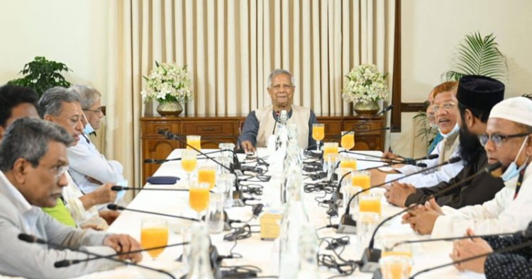 ১৩ দলের নেতাদের সঙ্গে বৈঠকে প্রধান উপদেষ্টা