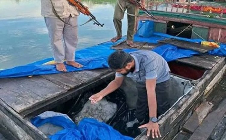 সুন্দরবনে বিষ প্রয়োগে মাছ শিকার, ট্রলারসহ ৮০০ কেজি চিংড়ি জব্দ
