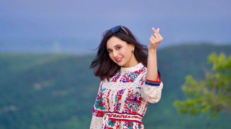 হাওয়ায় ভাসছেন সাবিলা নূর